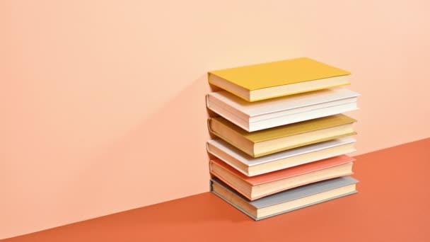 Stapel Hardcover Boeken Bestellen Van Elkaar Een Diepe Heldere Oranje — Stockvideo