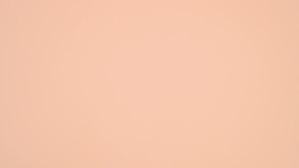 爱的木制信件出自带有明亮橙色主题缎带的粉红粉刷礼物 停止运动平铺 — 图库视频影像