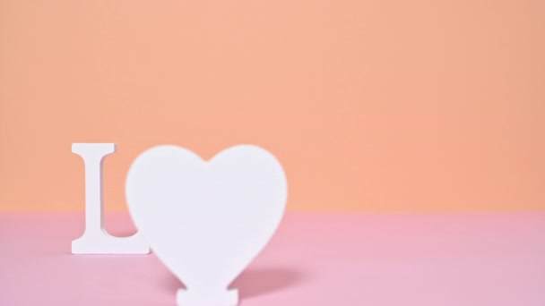 明るいオレンジ色のピンクをテーマにしたハートのラブレターが登場 バレンタインデーストップモーション — ストック動画