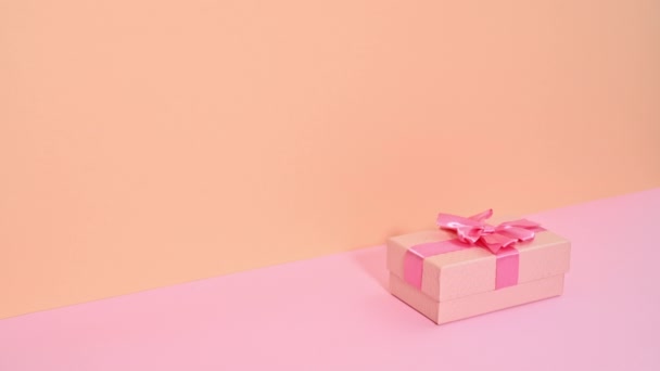 Pastel Ροζ Δώρο Τόξο Εμφανίζονται Στοίβα Από Σκληρό Εξώφυλλο Βιβλία — Αρχείο Βίντεο