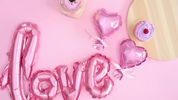 San Valentín Decoración Romántica Globos Pasteles Taza Aparecen Mesa Color — Vídeos de Stock