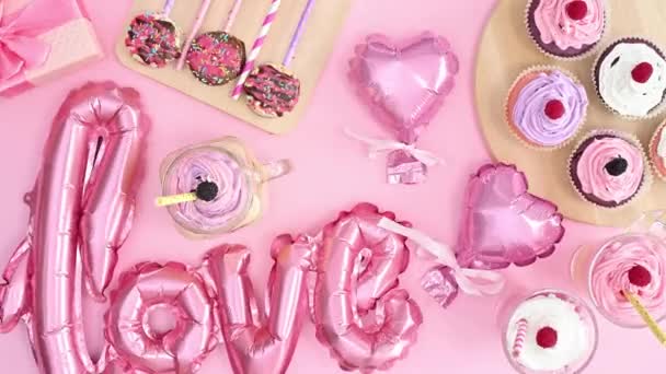 Decoración San Valentín Mesa Con Globos Dulces Color Rosa Pastel — Vídeos de Stock