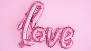 Aşk balonu pastel pembe renkli pembe temada görünür. Tek renkli Sevgililer Günü Durdurma Hareketi 