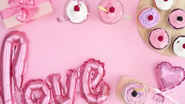 情人节用爱情气球 礼物和纸杯蛋糕制成的相框 浪漫的框架停止运动 — 图库视频影像
