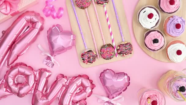 Kobieta Strony Biorąc Słodki Deser Pastelowego Różowego Tematu Balonami Walentynki — Wideo stockowe