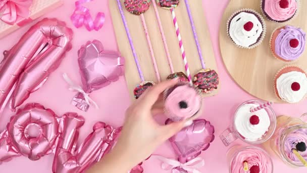 Wanita Tangan Mengambil Satu Cangkir Kue Dari Hari Valentine Dihiasi — Stok Video