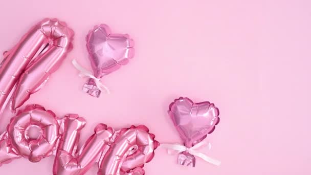 甘いバレンタインデーのデザートはパステルピンクのテーマに登場し 手で1つのカップケーキを取ります 動き平らなレイアウトを停止 — ストック動画
