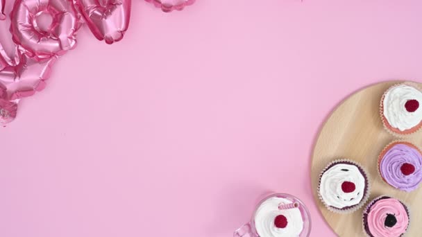 День Святого Валентина Кульки Подарунки Смачні Чашечки Являються Рожевому Столику — стокове відео
