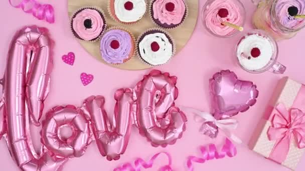 День Святого Валентина Романтичний Стіл Солодкими Солодощами Кульками Припиніть Рух — стокове відео