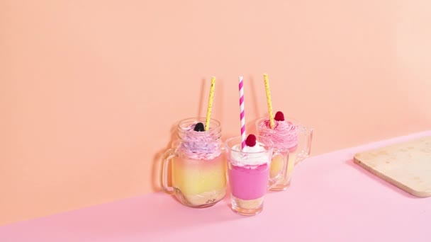 オレンジピンクをテーマにしたスイーツカップケーキやクリーム入りプリンが登場 ロマンチックなデザートストップモーション — ストック動画