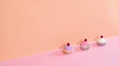 Ahududu ve kremalı lezzetli fincan kekleri turuncu pembe temalı görünüp kayboluyor. Hareketi durdur