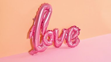 Romantik Sevgililer Günü balonu turuncu pembe pastel temalı. Hareketi durdur