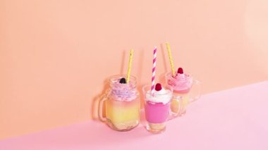 Turuncu pembe temalı kremalı üç pudingin şerefine. Hareketi durdur