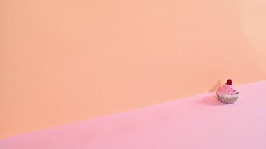 Ahududu ve kremalı şirin fincan kekleri görünür ve kaybolur. Hareketi durdur