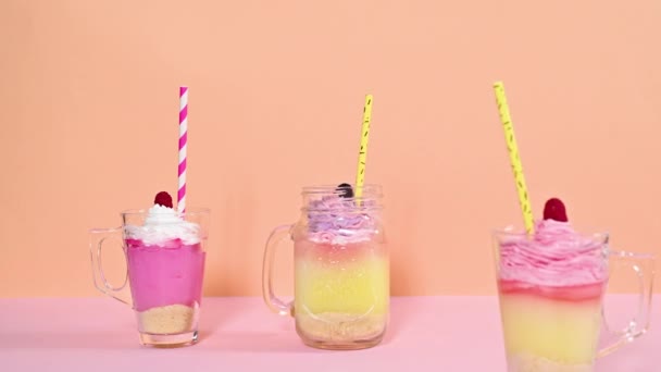 Drie Kopje Puddingen Met Crèmes Verschijnen Oranje Roze Pastel Thema — Stockvideo