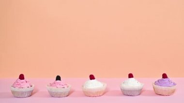 Turuncu pembe pastel temalı kremalı tatlı kek kuyruğu. Hareketi durdur