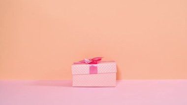 Kurdeleli pembe hediye kutusu görünür ve açılır ve kalp balonu hediyeden uçar. Hareketi durdur