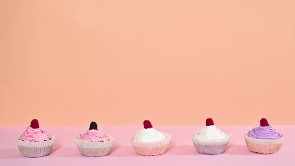 Lijn Van Zoete Schattige Cupcakes Met Room Wisselende Plaatsen Oranje — Stockvideo