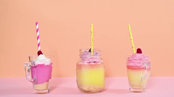 Trois Tasses Puddings Crème Paille Tournant Sur Thème Pastel Rose — Video