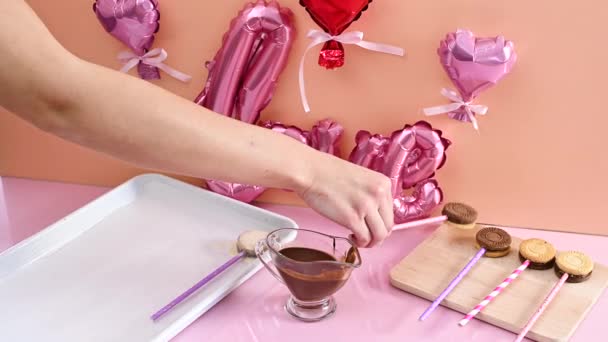 Zanurz Ciasto Stopionej Czarnej Czekoladzie Robienie Ciasta Pop Przygotowywanie Deserów — Wideo stockowe