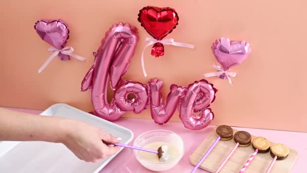 Het Maken Van Cake Pops Dompelt Cake Pops Witte Chocolade — Stockvideo