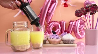 Vanilyalı pudingi pastel pembe çilekli kremayla süslüyorum. Tatlı parti tatlısı yapmak