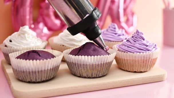 Оздоблення Оксамитового Фіолетового Милого Чашкового Торта Пастельно Рожевим Кремом Крупним — стокове відео