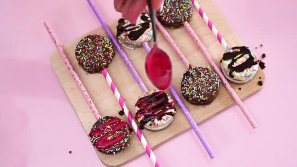 Leckere Cake Pops Mit Rosa Erdbeersirup Dekorieren Herstellung Von Cake — Stockvideo