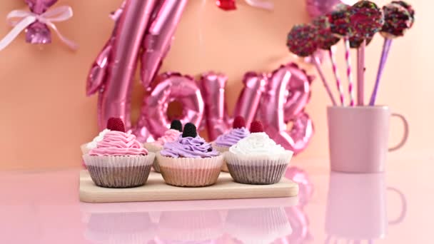 Valentijnsdag Tafel Met Zoete Desserts Taart Pops Cupcakes Met Pastel — Stockvideo