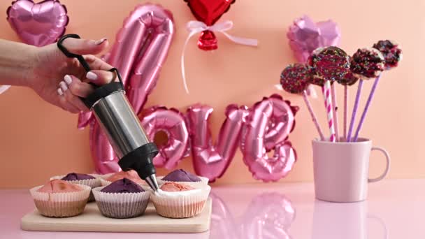 Versieren Leuke Speciale Roze Paarse Cupcakes Met Witte Crème Zoetjes — Stockvideo
