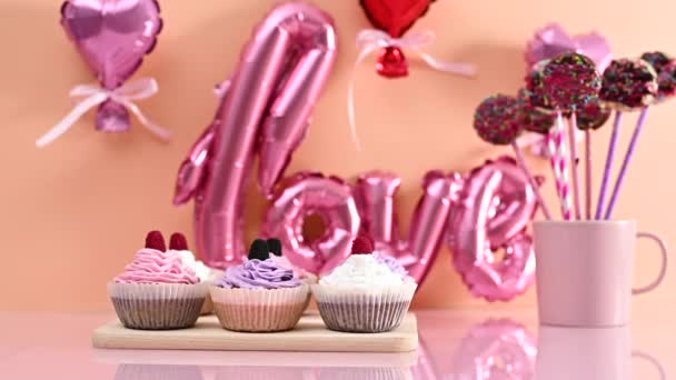 甜蜜的情人节餐桌 上面放满了浪漫的气球 甜点蛋糕和杯子蛋糕 — 图库视频影像