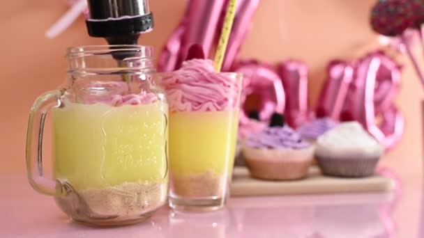 Dekorowanie Puddingu Waniliowego Filiżance Pastelowym Różowym Kremem Truskawkowym Gotowanie Słodkich — Wideo stockowe