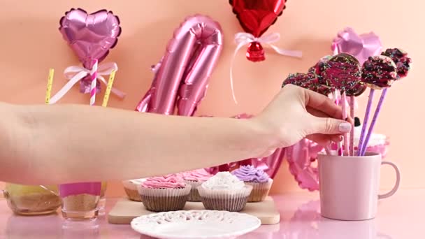 Biorąc Jeden Ciasto Pop Stołu Urządzone Imprezę Jedzenie Kawałek Ciasta — Wideo stockowe