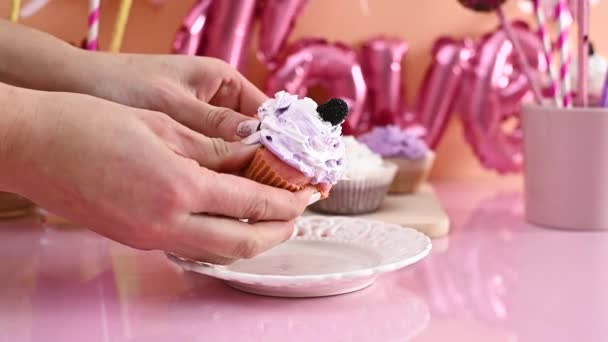 Rompre Délicieux Gâteau Tasse Fraise Avec Crème Couleur Lavande Pourpre — Video