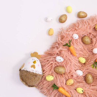 Beyaz arka planda, pastel pembe kürklü ve egaster yumurtalı ve dekorasyonlu bir Paskalya düzenlemesi. Düz yatıyordu