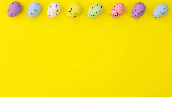 Parlak Sarı Arka Planda Paskalya Yumurtaları Yaratıcı Kopyalama Alanı Düz — Stok fotoğraf