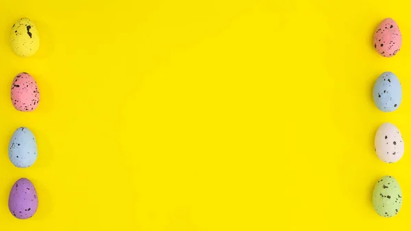 复活节彩蛋在生机勃勃的黄色背景上 创意复制空间 平铺最少春季假期概念 — 图库照片
