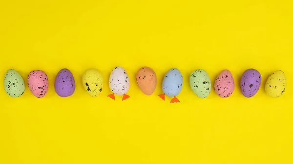 Креативная Пасхальная Раскраска Яйцами Ярком Желтом Фоне Плоская Весенняя Концепция — стоковое фото