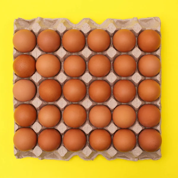 Huevos Orgánicos Caja Cartón Sobre Fondo Amarillo Vibrante Flat Lay — Foto de Stock