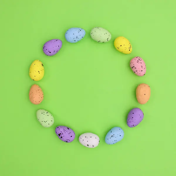 Parlak Yeşil Arka Planda Renkli Gökkuşağı Yumurtaları Olan Paskalya Dairesi — Stok fotoğraf
