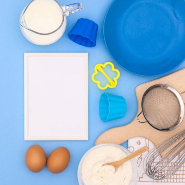 Yemek pişirmek için gerekli malzemelerle birlikte yaratıcı bir kopyalama alanı. Düz bir mutfak eşliğinde yatıyordu.