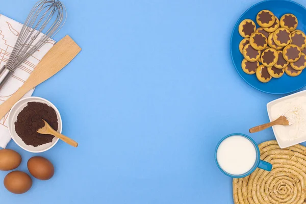 Ζυμαρικά Μπλε Φόντο Συστατικά Για Την Κατασκευή Cookies Και Φρέσκο Εικόνα Αρχείου