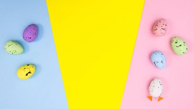 Paskalya yassı düzenleme canlı pastel üzerinde yumurtalar mavi ve pembe bakcgorund. Bahar tatili konsepti. Minimal kopyalama alanı