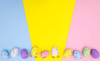 Paskalya için renkli yumurtalarla dolu canlı kopya alanı arka planı. Yaratıcı bahar konsepti. Dümdüz uzanır.