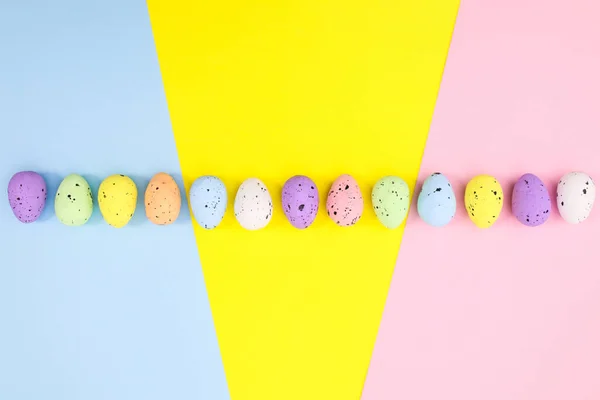 Sıraya Dizilmiş Yumurtalarla Dolu Renkli Paskalya Arkaplanı Düz Konsept Tatiller — Stok fotoğraf