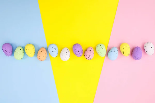 Sıraya Dizilmiş Paskalya Yumurtaları Ile Renkli Bir Arkaplan Düz Konsept — Stok fotoğraf