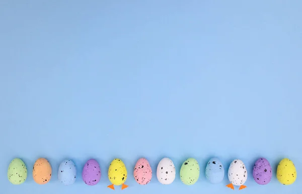 Pastel Mavi Arka Planda Renkli Yumurtalarla Paskalya Için Yaratıcı Düzenleme — Stok fotoğraf