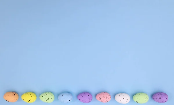 Pastel Rengi Parlak Mavi Arka Planda Yumurtaları Olan Paskalya Yaratıcı — Stok fotoğraf