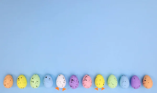 Pastel Mavi Arka Planda Renkli Yumurtaları Olan Yaratıcı Paskalya Konsepti — Stok fotoğraf