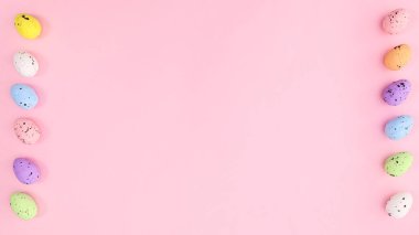 Paskalya 'nın parlak pembe arka planında sol ve sağ tarafında renkli yumurtalar var. Alan yaratıcı bileşimini kopyala.